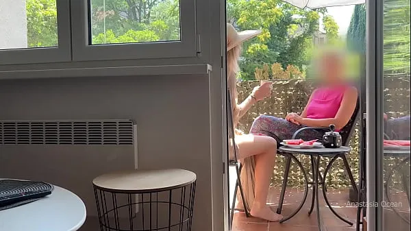 XXX Mon mari se branle et jouit devant ma belle-mère pendant que nous discutons sur le balcon Films énergétiques