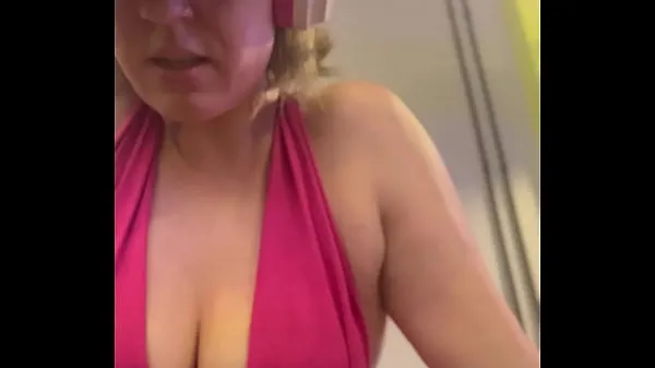 XXX Wow, my training at the gym left me very sweaty and even my pussy leaked, I was embarrassed because I was so horny energifilmer