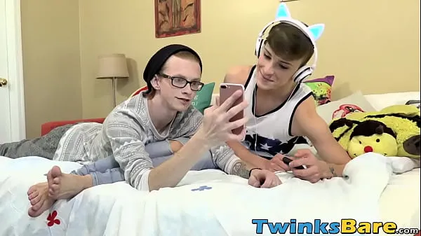 XXX Good looking twink takes giant dick up his tight asshole 에너지 영화