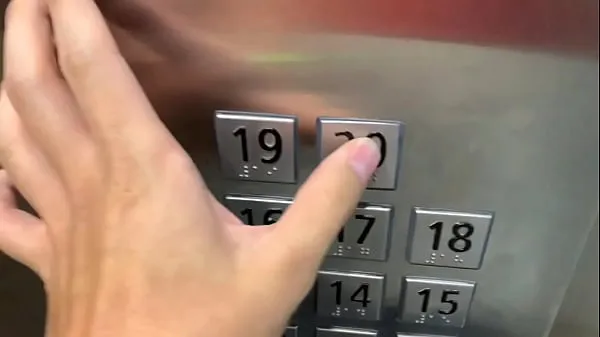 XXX Sexe en public, dans l'ascenseur avec un inconnu et ils nous surprennent Films énergétiques