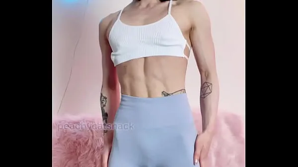 XXXNerdy, cute, and petite Asian muscle girl flexes in workout leggings能源电影