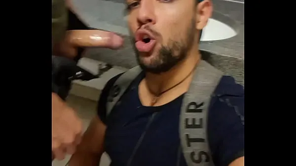 XXX Mouth sucker on these males' cocks in the subway bathroom energijski filmi